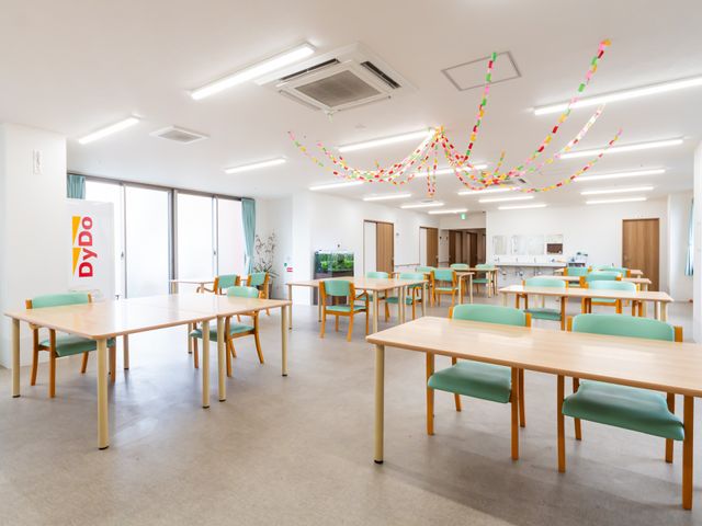 広々としたラウンジ ラウンジ 広く明るい共有スペースには、快適に過ごせる椅子とテーブルが設置されています。リラックスできる環境です。