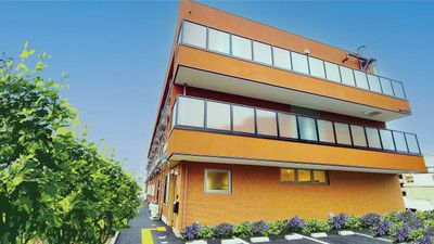 オレンジ色の建物外観