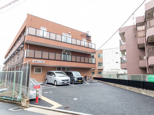 車が停まる建物入り口 外観 駐車スペースが確保されているので、車でのアクセスも便利です。