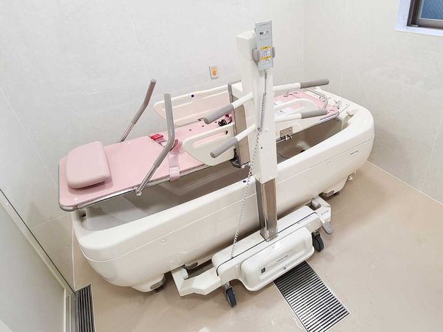 バリアフリー設計の浴室 介護式浴槽 手すり付きの安全な浴槽です。入浴の際のサポートも万全で、ゆったりとくつろぎながら身体を清潔に保てます。