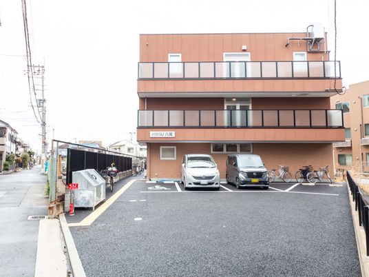 駐車場のある建物外観
