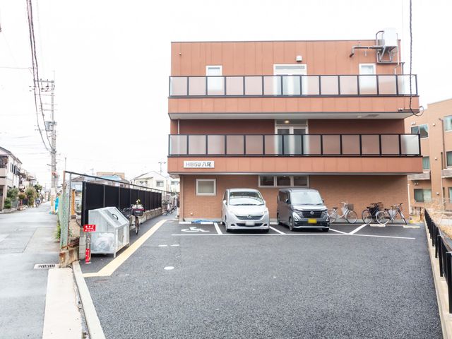 駐車場のある建物外観 外観 駐車スペースが広く確保された建物です。利便性のある立地が魅力です。