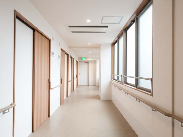 光差し込む廊下 廊下 明るい自然光が差し込む廊下です。幅が広く、移動しやすい空間設計になっています。