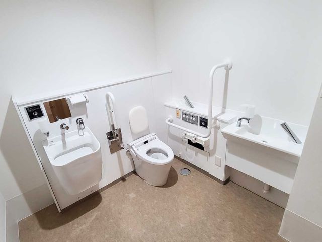 手すり付き清潔なトイレ トイレ 手すりや洗面台が完備された清潔で安全に配慮したトイレです。利用者の快適な日々を支える環境が整っています。