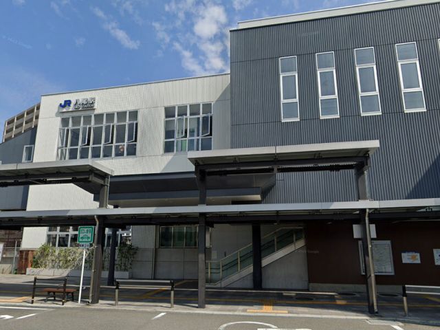 施設の外観写真 JR大和路線「八尾駅」 広々とした施設の入口はバリアフリー設計で、すべての方が安心して出入りできる構造です。