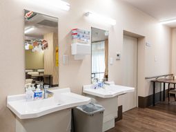 明るい洗面台の部屋