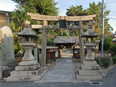 石の鳥居と灯籠