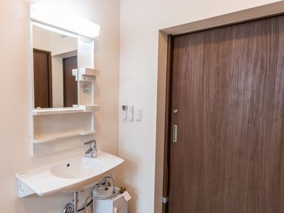 洗面台とドアの居室