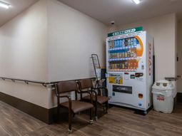 飲料自販機のある廊下
