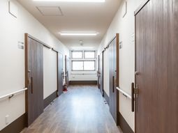 居室が並ぶ廊下