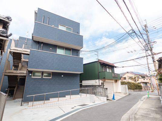 青空に映える建物外観