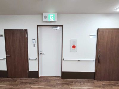 白壁の廊下と扉