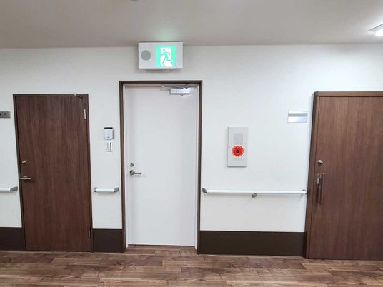 白壁の廊下と扉