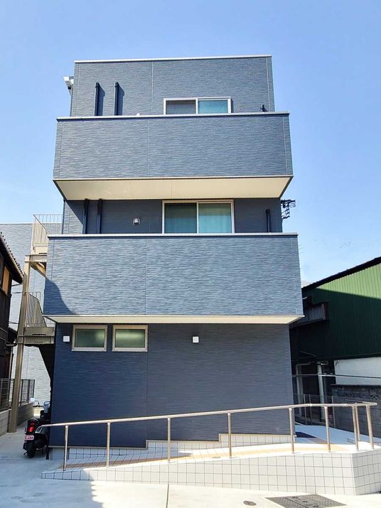 青い外壁の現代的な外観