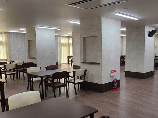 明るい食堂の様子  