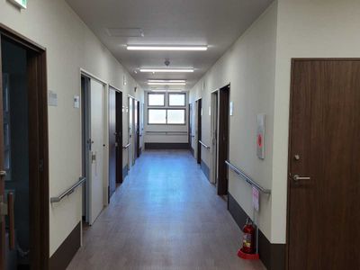広々とした明るい廊下