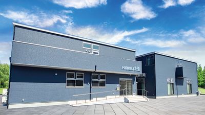 青空と施設の外観
