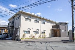 明るい日差しの建物外観