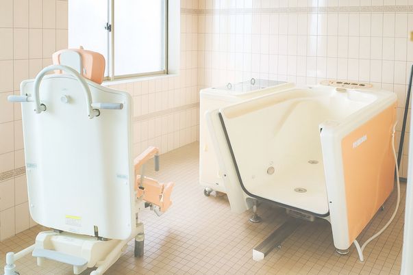 介護用浴槽の浴室
