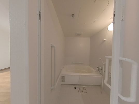 白を基調とした浴室
