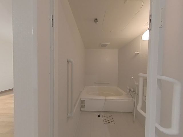 白を基調とした浴室 浴室 手すりが設置された広々とした浴室です。安心してご利用いただける環境が整っています。