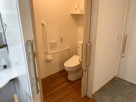 手すり付きのトイレ