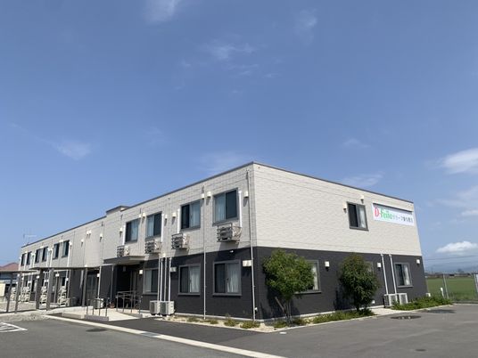 広々とした建物の外観