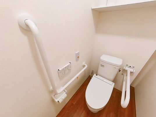 手すり付きのトイレ