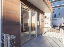 茶色い木目調のエントランス