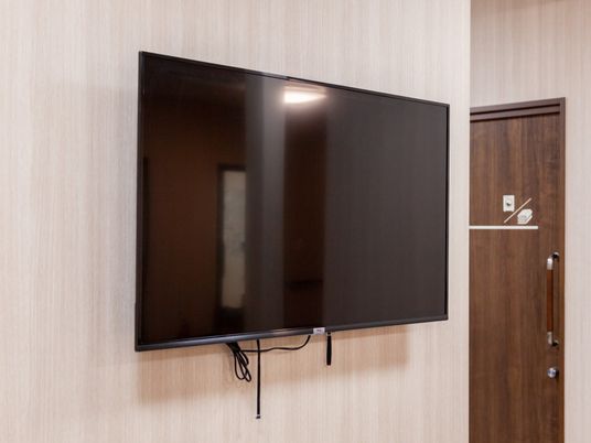 壁に取り付けたテレビ