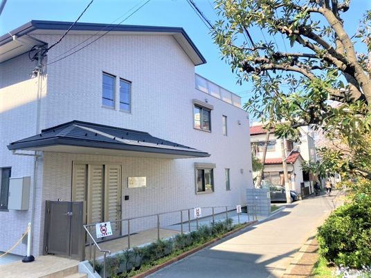 落ち着いた住宅街の外観