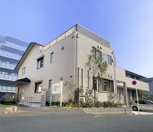 シンプルでモダンな建物外観  