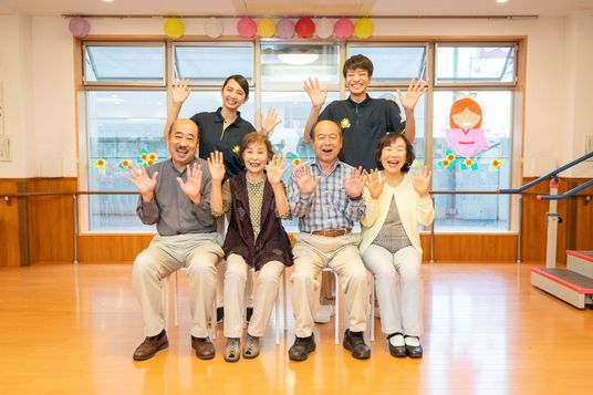 楽しそうな人々のいる空間