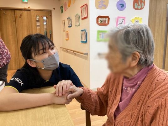 相談する様子の居室