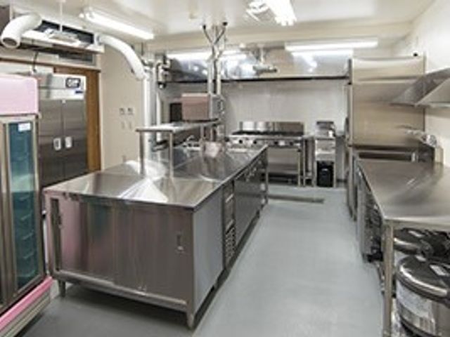 清潔なキッチン 厨房 衛生的な設備が整ったキッチンです。新鮮な食材を使った健康的な食事の提供に努めています。