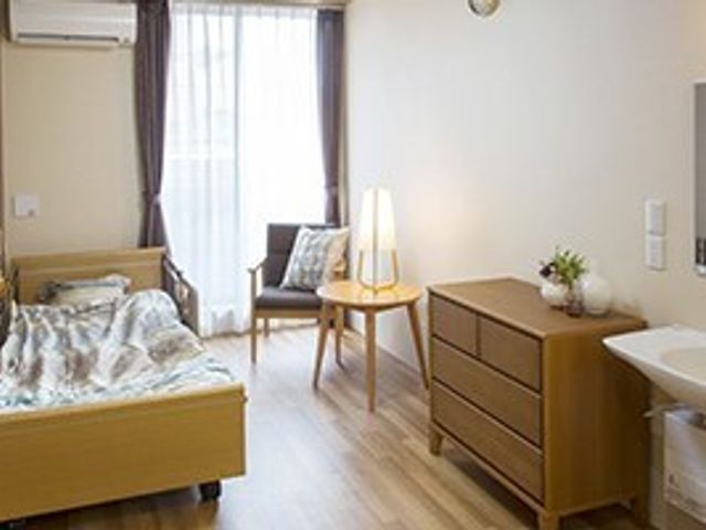 居心地の良い居室 居室 落ち着いた色合いの家具と、明るく暖かみのある照明が安心感を与える個室です。自分の時間を大切に過ごせる環境が整っています。