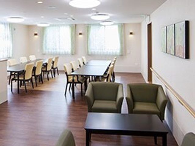 清潔なダイニングスペース 食堂 広々とした食堂は清潔感に溢れ、居心地の良い休憩時間を過ごせます。ゆったりと配置された椅子とテーブルは、共有の楽しい食事時間を提供します。