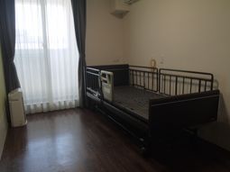 居室のベッドと窓