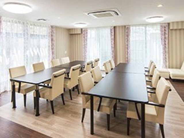 清潔な食堂の空間 デイサービス ゆったりと配されたテーブルが清潔な食堂で、居心地のよさを感じられます。自然光が差し込み、あたたかな雰囲気の中で食事ができる環境です。
