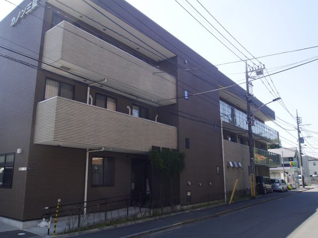 居心地の良い居室 外観 開放的な窓と配された家具が、居心地の良い空間を演出しています。ゆったりと過ごせる居室です。