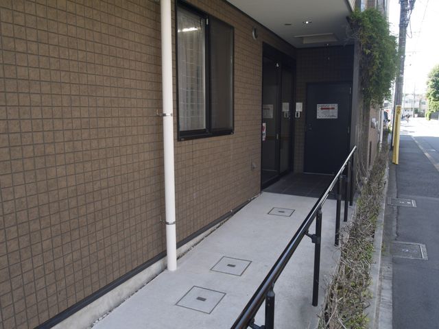 安全な手すり付きエントランス エントランス 手すり沿いにゆるやかなスロープが備わったエントランスです。ご高齢の方も安心してお使いいただけます。