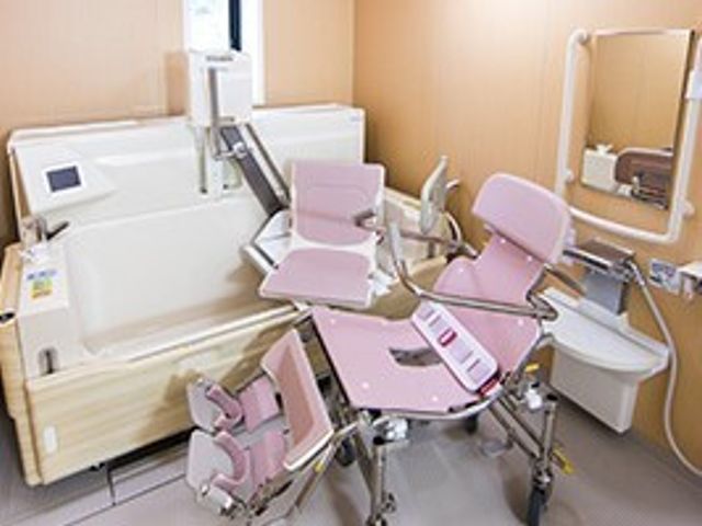 バリアフリー対応の浴室 機械浴 利用者の安全と快適を考えた洗練された浴室です。バリアフリー設計で、どなたも安心してご利用いただけます。