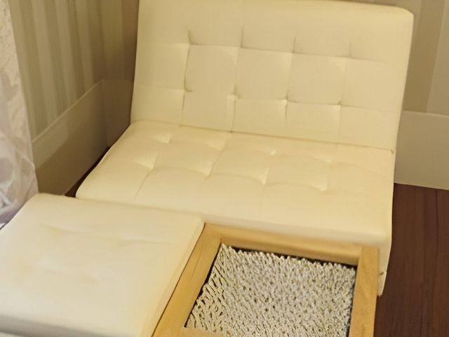 快適な居室の一角 足癒〈あしゆ〉 シンプルで清潔感のあるソファが置かれた居室です。利用者のリラックスタイムをサポートする機能的な家具が揃っています。