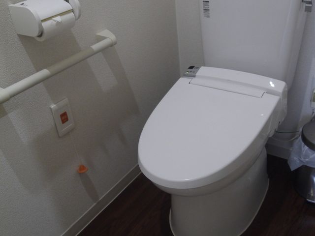バリアフリートイレ トイレ 手すり付きで安全を考慮した清潔なトイレです。ご高齢の方も安心してお使いいただけます。