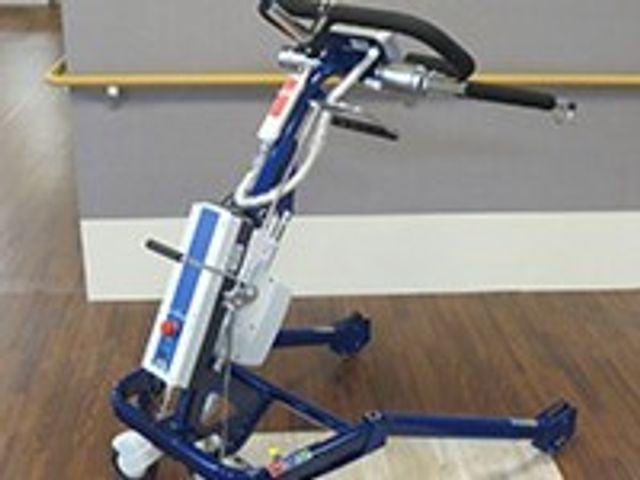 機能訓練用の自転車 免荷式リフト〈ポポ〉 安全に配慮された機能訓練室で、利用者の体力維持をサポートします。専門の指導のもと、効果的なリハビリテーションが行える環境が整っています。