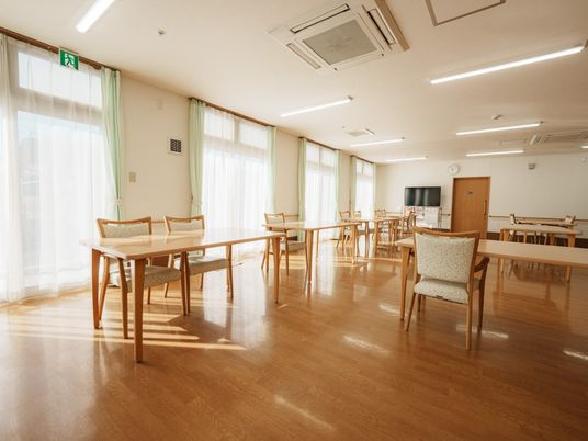 光が差し込む食堂