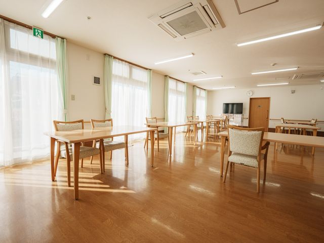 光が差し込む食堂 食堂 広々とした明るい空間で、自然光を存分に感じながら食事を楽しめます。