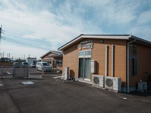 入口前の建物外観