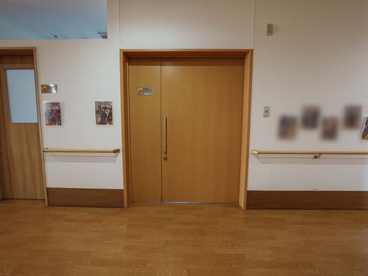 木目調のドアの廊下