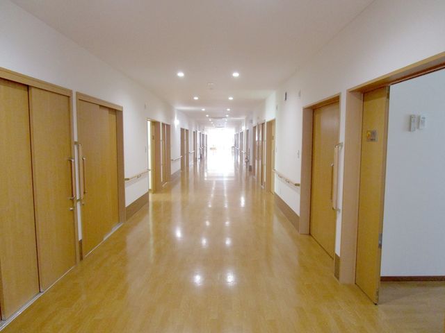 明るい廊下 廊下 広々とした明るい廊下です。自然光が差し込み、清潔感があります。